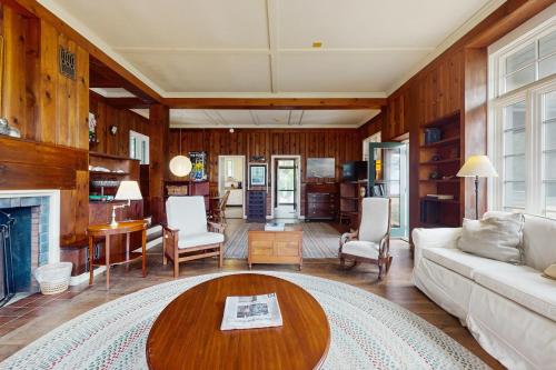 Waquoit Bay Bungalow in East Falmouth, USA