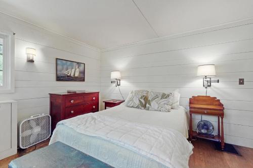 Waquoit Bay Bungalow in East Falmouth, USA