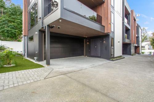 Upscale Abode with Lift, Sea and Skyline Views, Auckland