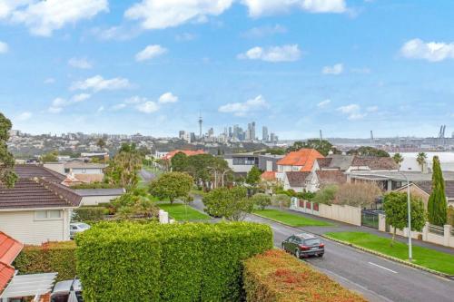 Upscale Abode with Lift, Sea and Skyline Views, Auckland (zdjęcie 9)
