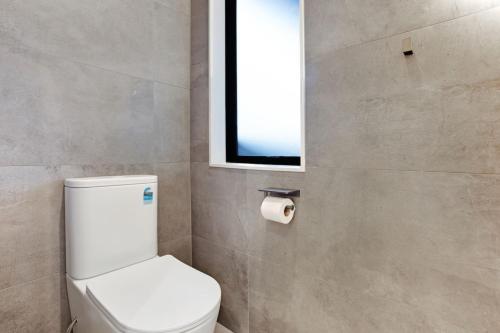 Upscale Abode with Lift, Sea and Skyline Views, Auckland (zdjęcie 10)