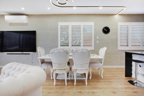 設施, Upscale Abode with Lift, Sea and Skyline Views in 奧拉基