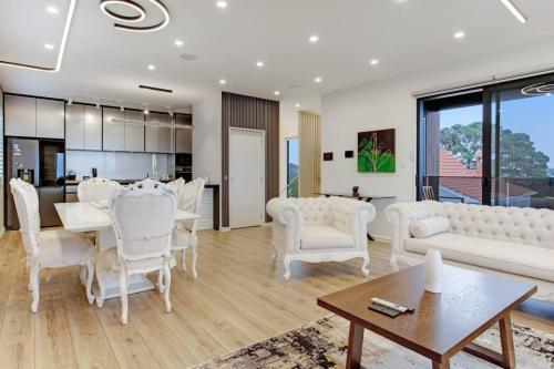 設施, Upscale Abode with Lift, Sea and Skyline Views in 奧拉基