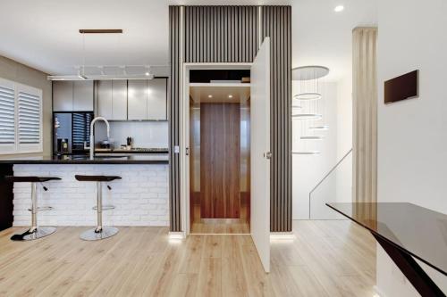 入口, Upscale Abode with Lift, Sea and Skyline Views in 奧拉基