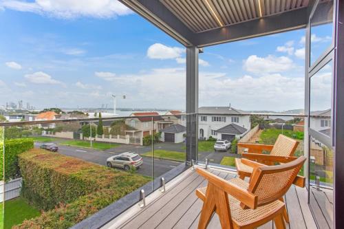 陽台/露台, Upscale Abode with Lift, Sea and Skyline Views in 奧拉基