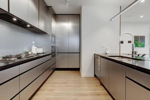 廚房, Upscale Abode with Lift, Sea and Skyline Views in 奧拉基
