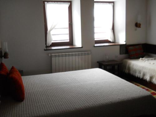 1 queen bed, 1 twin bed