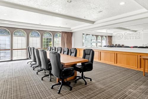 Comfort Suites Clackamas - image 2
