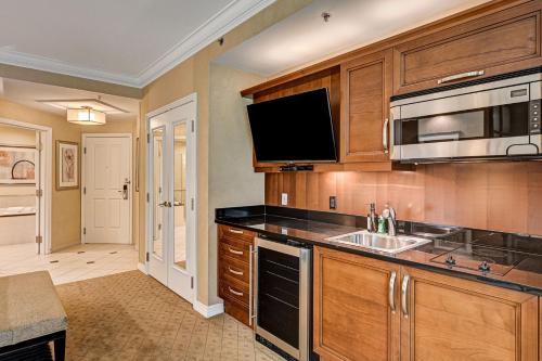 Sierra Studio at MGM Signature Tower 1 with Balcony Strip View 5 MIN WALK FROM F1 GRANDSTAND, Las Vegas (photo 9)