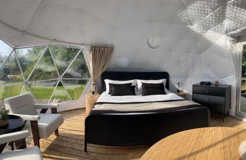 Grotto Getaway in Miller Lake (ON)