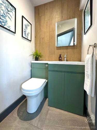 Contractor-Friendly 3-Bed House in Leeds with Parking, Kitchen & FREE Netflix!, Лидс (фото 10)