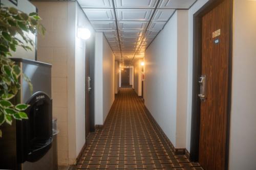 Cedar Inn Motel - image 11