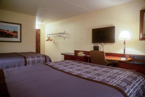 Cedar Inn Motel - image 8