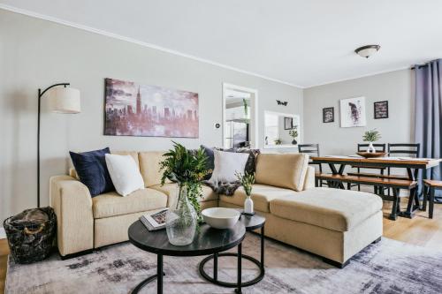 Charming & Cozy Getaway - A Heroic Stay Awaits!, Homewood