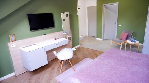 Superior King Room image 10