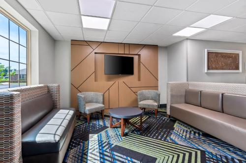 Holiday Inn Express Hotel and Suites Ada By IHG - 숙소 외관
