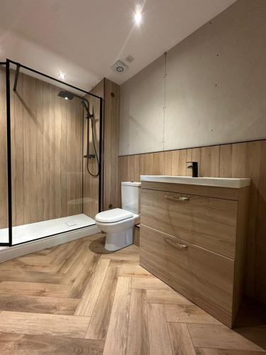 ห้องน้ำ, Woodgrove Holiday Homes in อินเชส