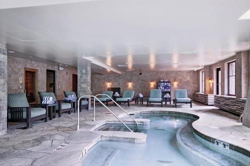 View, Exclusive Slopeside Luxury at Peak 8, Ski In-Ski Out with Hot Tub and Pools in Four O'Clock