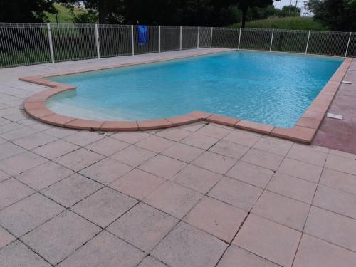 Swimming pool, Le confort a deux pas clinique de l union *WIFI* in Saint-Jean