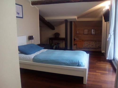 2 twin beds