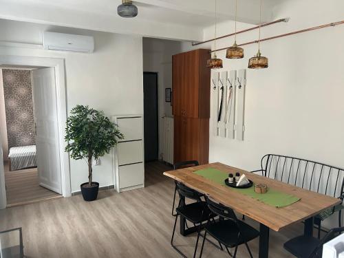 Diamond Astoria 4, Quiet Apartment - Tap to explore photos