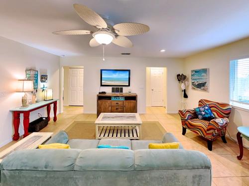 Sun Kissed Cottage, 3 bedrooms, Sleeps 7, Walk to Ocean in St. Augustine, USA