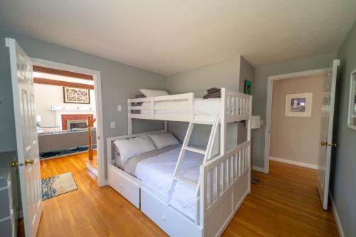 4 Bedroom Home by Leavetown Vacations - image 2