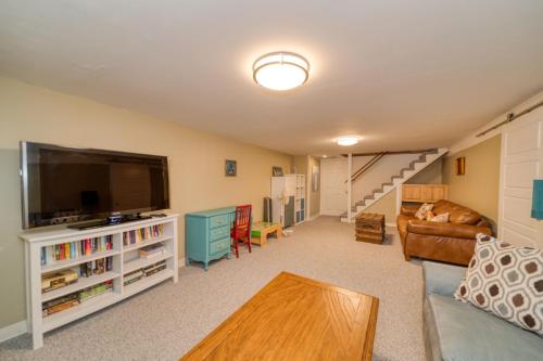 4 Bedroom Home by Leavetown Vacations - image 6