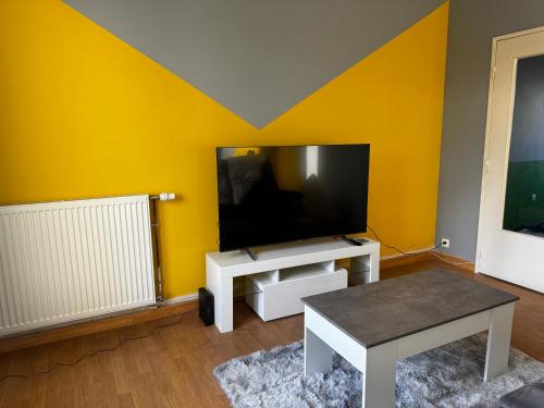 Chambre avec lit rond king size insolite, proche TGV, parking gratuit - Meslin