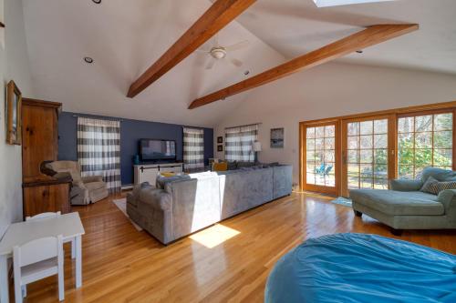 4 Bedroom Home by Leavetown Vacations - image 10