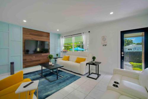 Villa Las Olas Designed with you in mind! near Rustic Inn Crabhouse