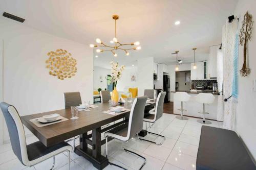 Villa Las Olas Designed with you in mind! near Rustic Inn Crabhouse