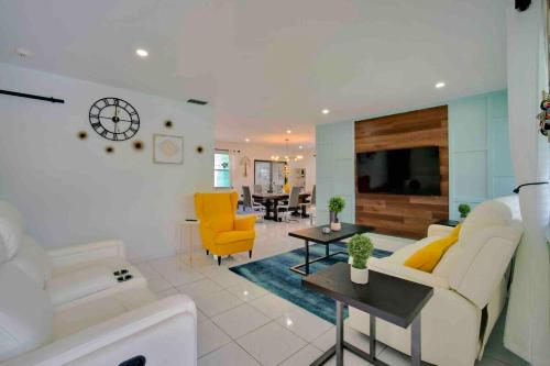 Villa Las Olas Designed with you in mind! near Rustic Inn Crabhouse