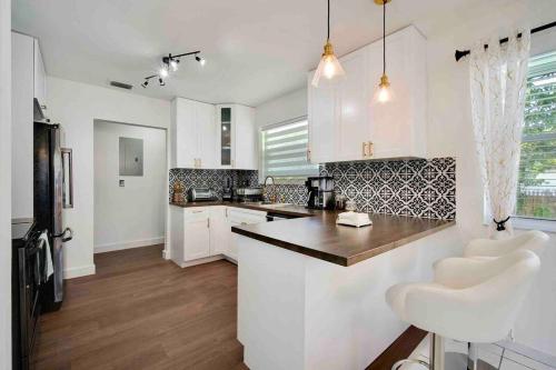 Villa Las Olas Designed with you in mind! near Rustic Inn Crabhouse
