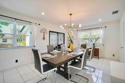 Villa Las Olas Designed with you in mind! near Rustic Inn Crabhouse