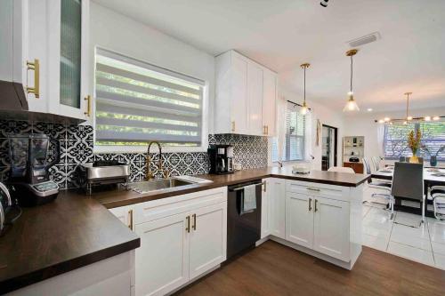 Villa Las Olas Designed with you in mind! near Rustic Inn Crabhouse