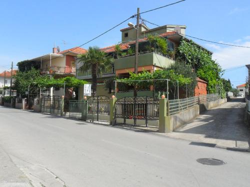  Apartmani Yucca, Pension in Trogir