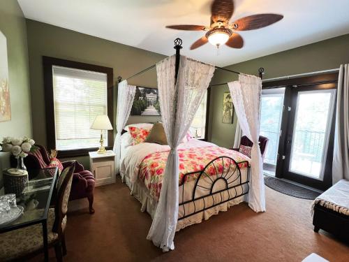 Wolf Creek Bed and Breakfast Room Type - Superior Queen Room