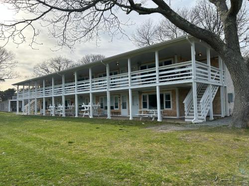 Island Inn detail