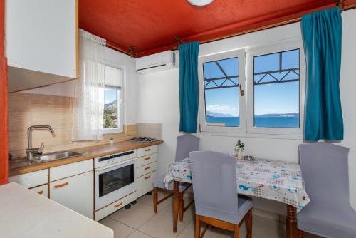 Iekārtas, Apartments by the sea Duce, Omis - 2758 in Duce