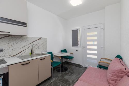 Iekārtas, Apartments by the sea Duce, Omis - 2758 in Duce
