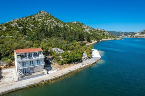 Holiday home with hot tub Rogotin, Neretva Delta - Usce Neretve - 24802 – khách sạn tại Ploce