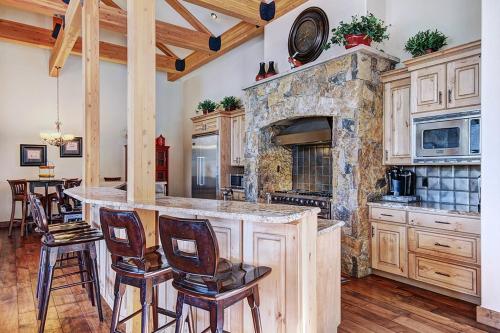 Mountain Majesty Manor - image 12