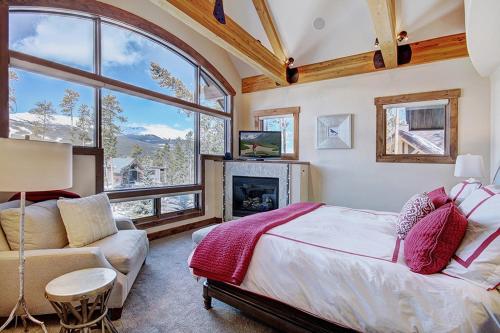 Mountain Majesty Manor - image 2