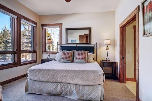 Mountain Majesty Manor - image 11