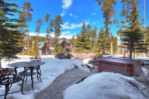 Mountain Majesty Manor - image 4