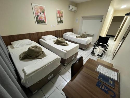 3 twin beds