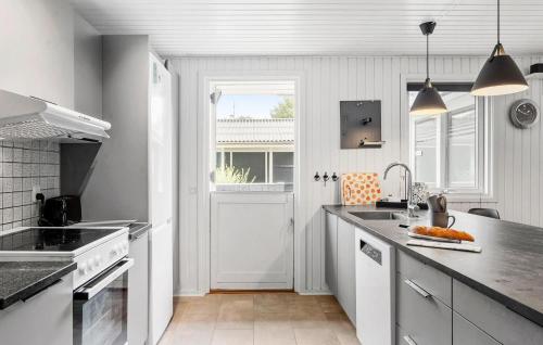 cuina, Cozy Home In Glesborg With Sauna in Glesborg