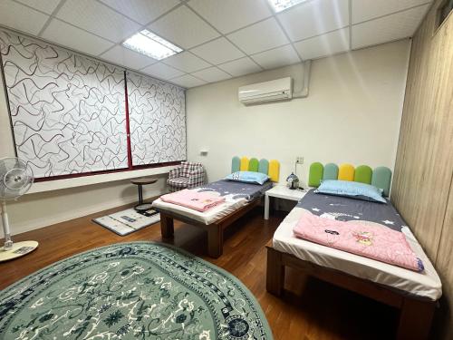 2 twin beds