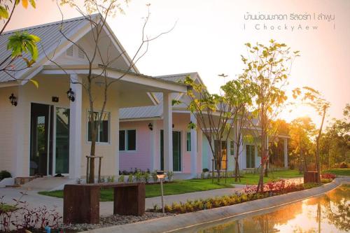 Exterior view, Banmon Makok in Pa Sang